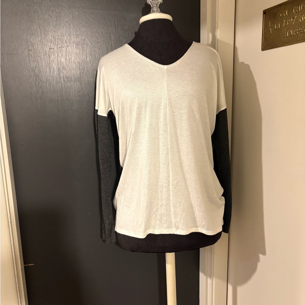 Loft Women's V-Neck Color Block Charcoal Gray and White Top 💜